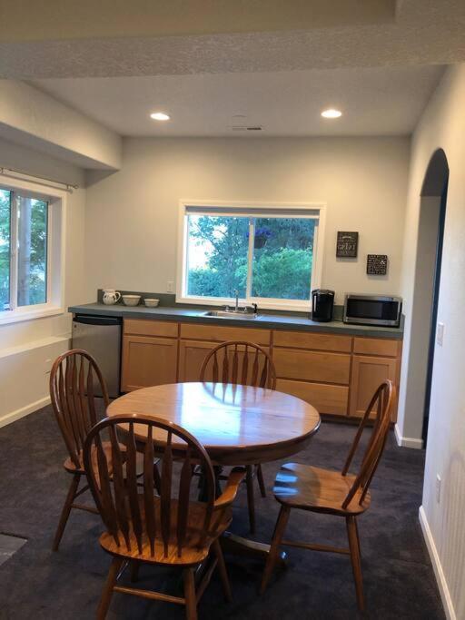 2 Bedroom Suite: Views, Private Entrance, Evchgr Amity 외부 사진
